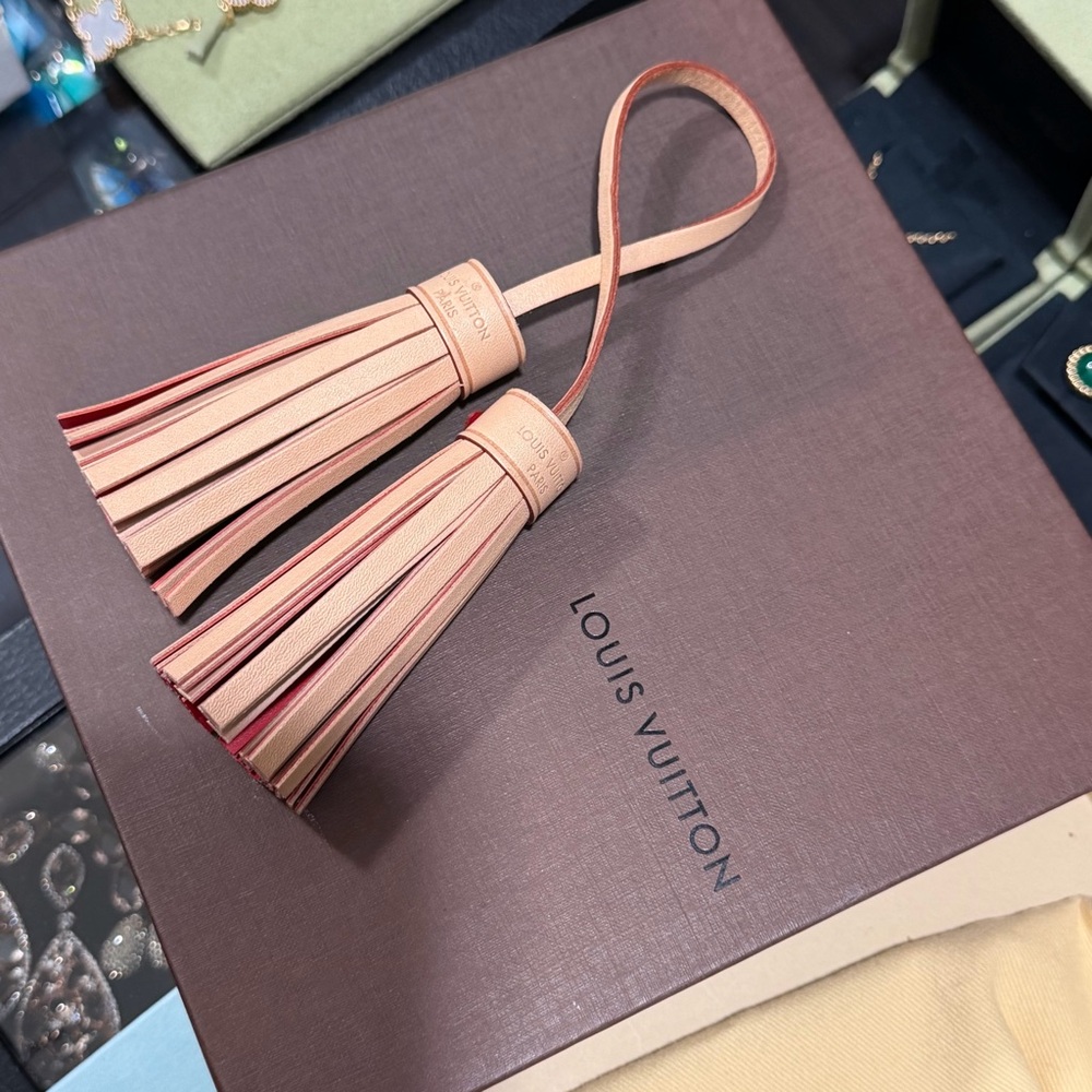 LOUIS VUITTON
Damier Azur Lymington Leather Tassel Charm replacement brand new